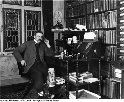 Alken, Prof. Wilhelm Ewald in seinem Arbeitszimmer auf Burg Thurant