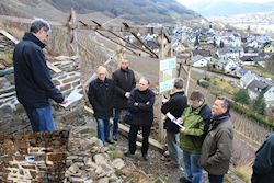 Ortsbesichtigung am Hexenturm: Von links nach rechts: Herr Morschhäuser (untere Denkmalschutzbehörde), Jonny Overberg, Oliver Sander (IHA), Dr. Karn (Denkmalschutzbehörde), Holger Simonis (IHA), Walter Escher, Arnulf Becker (Ortsgemeinde Alken)