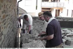 Niederlegung der Bruchsteinmauer im Alkener Pfarrgarten: Holger Simonis, Karl-Heinz Schunk und Kalli Ackermann (vlnr) beim Abtragen der Mauer am 24.5.2012