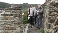 Alkener Gemeinderatsmitglieder an der Stadtmauerbaustelle: Von links nach rechts: Holger Simonis (Kopf der IHA), Monika Knapp, Arnulf Becker, Sören Liebsch, Walter Escher. Quelle: IHA-Best08-20121006_001 / Foto: Jonny Overberg